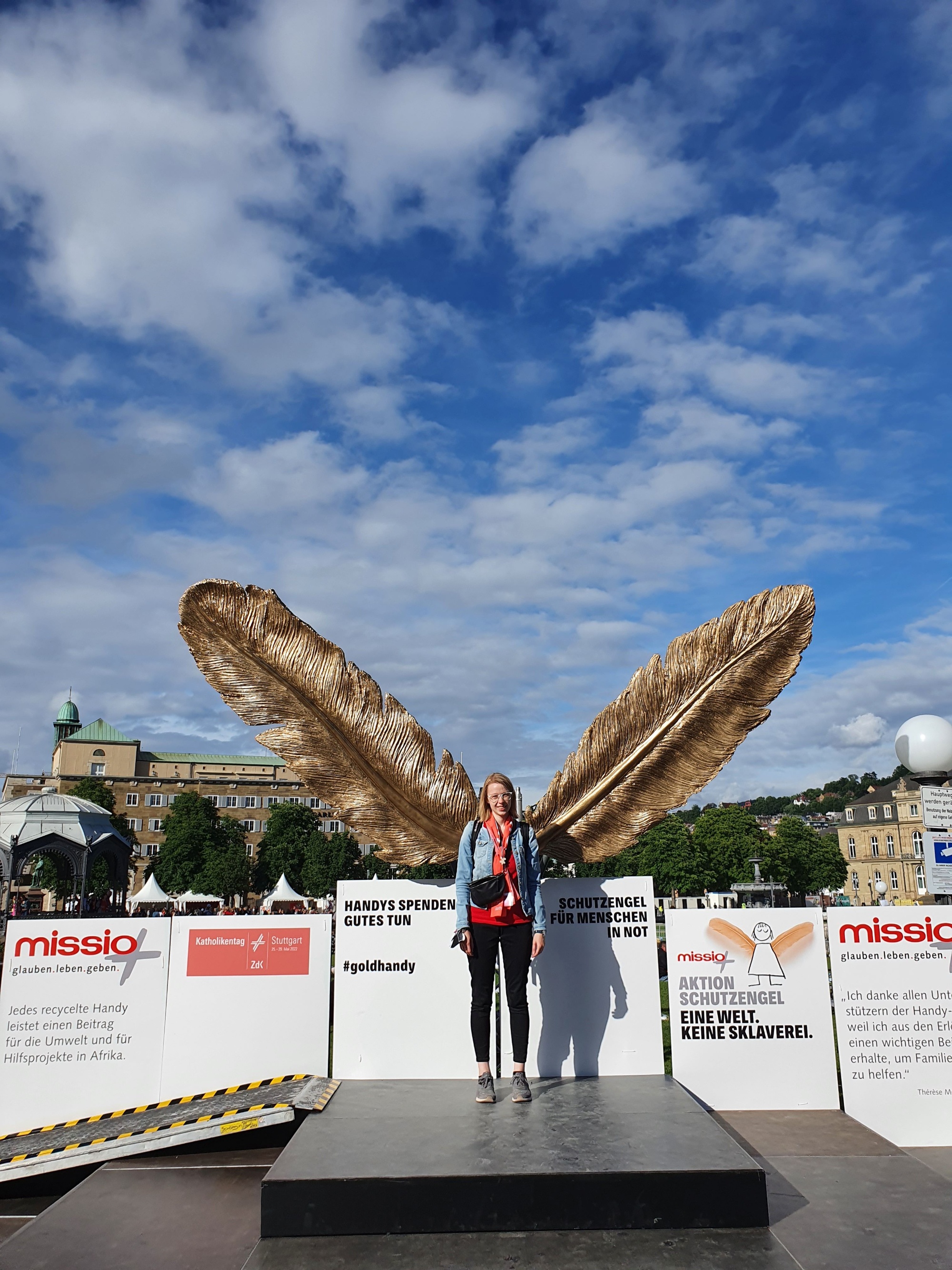 Sophia Tittel mit Flügeln Katholikentag 2022