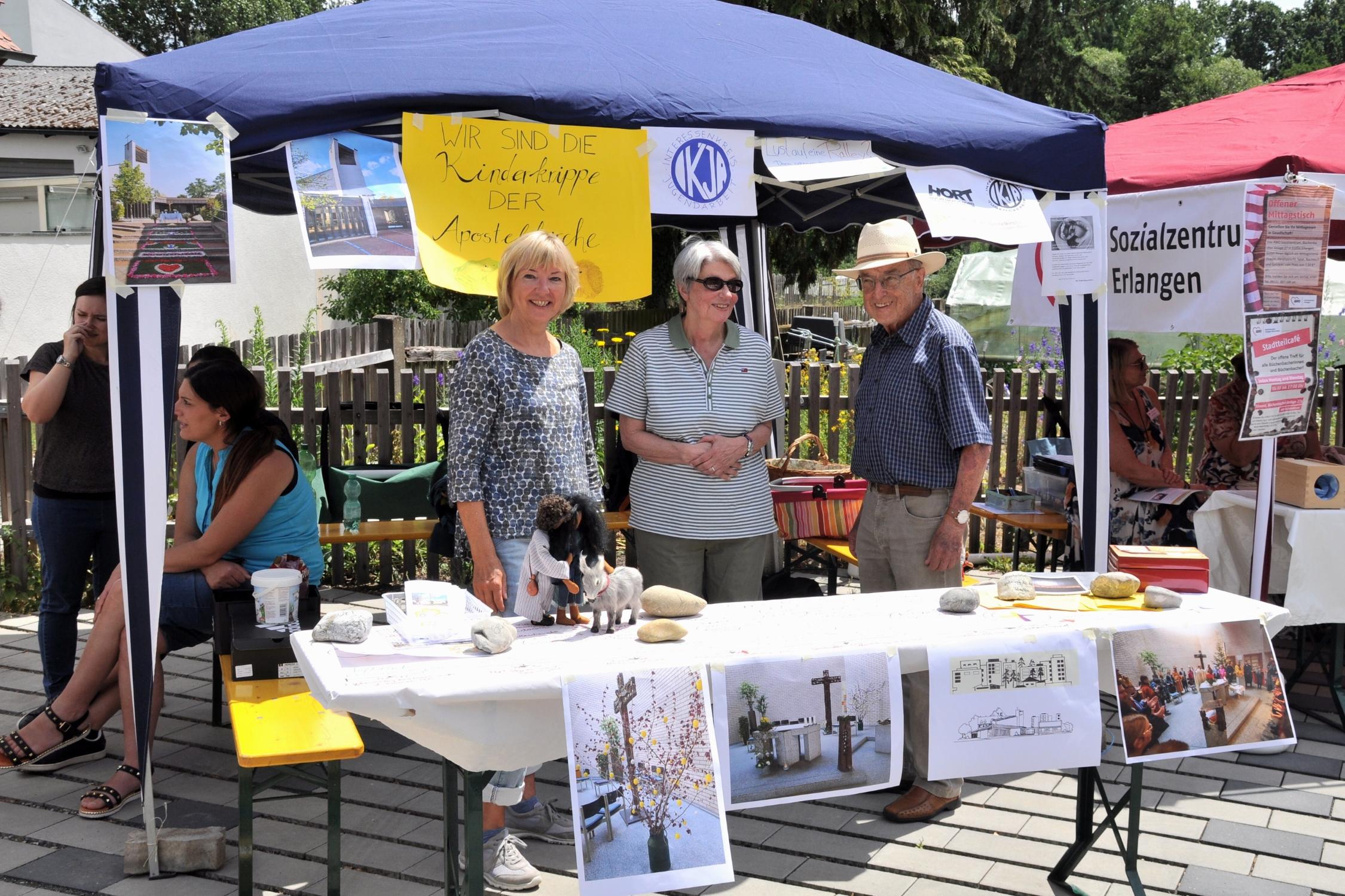 Stand der Apostelkirche. Straßenfest - 100 Jahre Büchenbach 2023