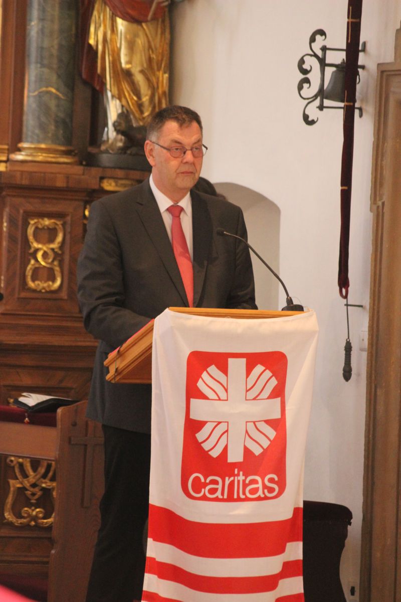 Thomas Geldner, geschäftsführender Vorstand der Caritas Lichtenfels, trug im Gottesdienst Kyrie und Lesung vor und warb um Spenden für das Projekt 'Teen Court'. Caritas-Sammlung Herbst 2023 Eröffnung Geldner