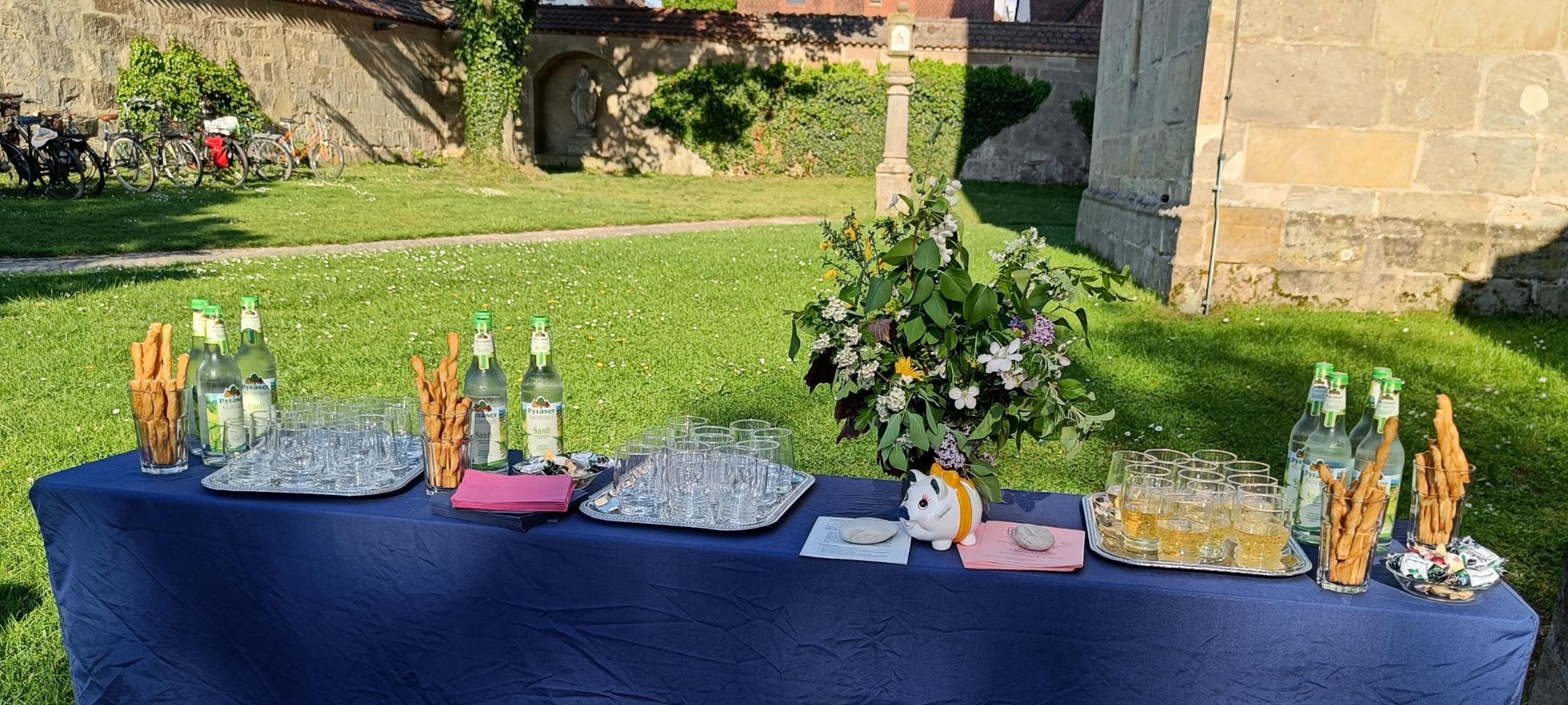 Tisch mit Maibowle und alkoholfreiem Sekt