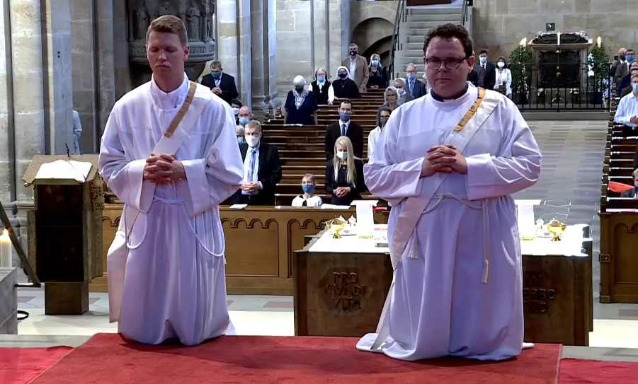 Tobias Löffler (links) und Christian Wohlfahrt wurden im Bamberger Dom zu Priestern geweiht Priesterweihe