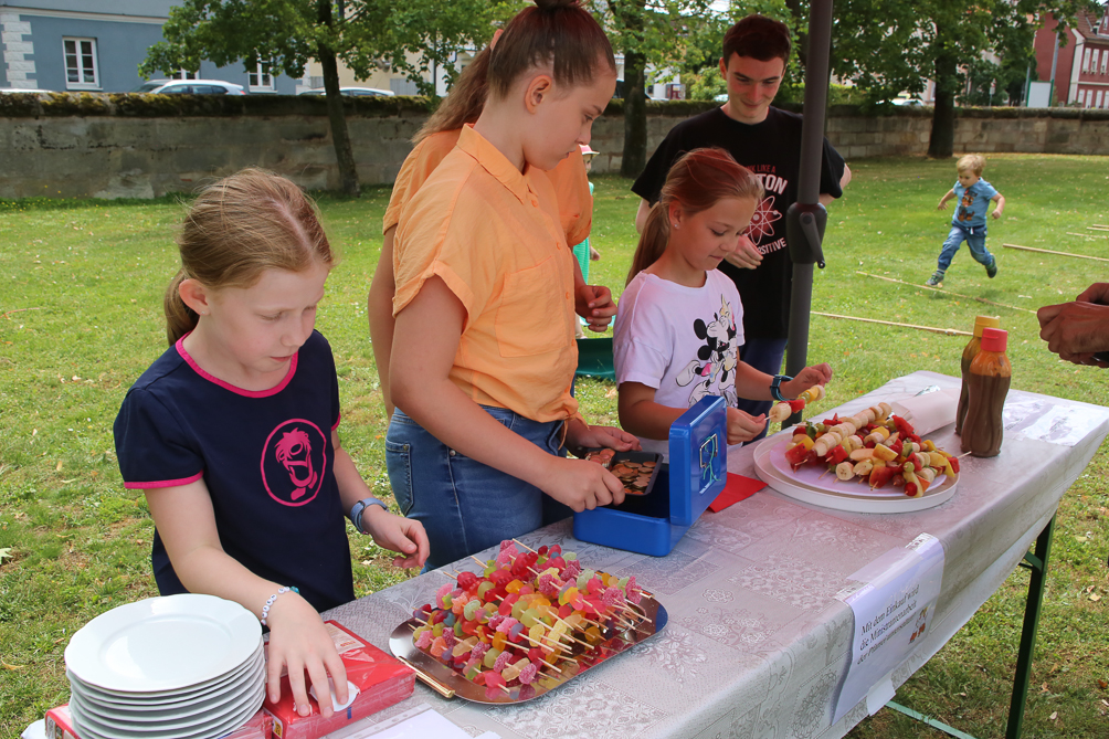 Unsere Mini's verkaufen Obstspieße, leckkkerrrr Pfarrfest