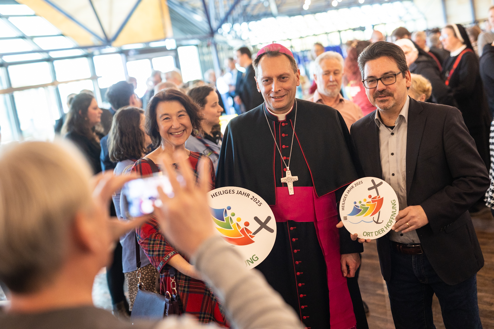 Viele Besucherinnen und Besucher suchten das Gespräch mit dem Erzbischof DS__4761.jpg