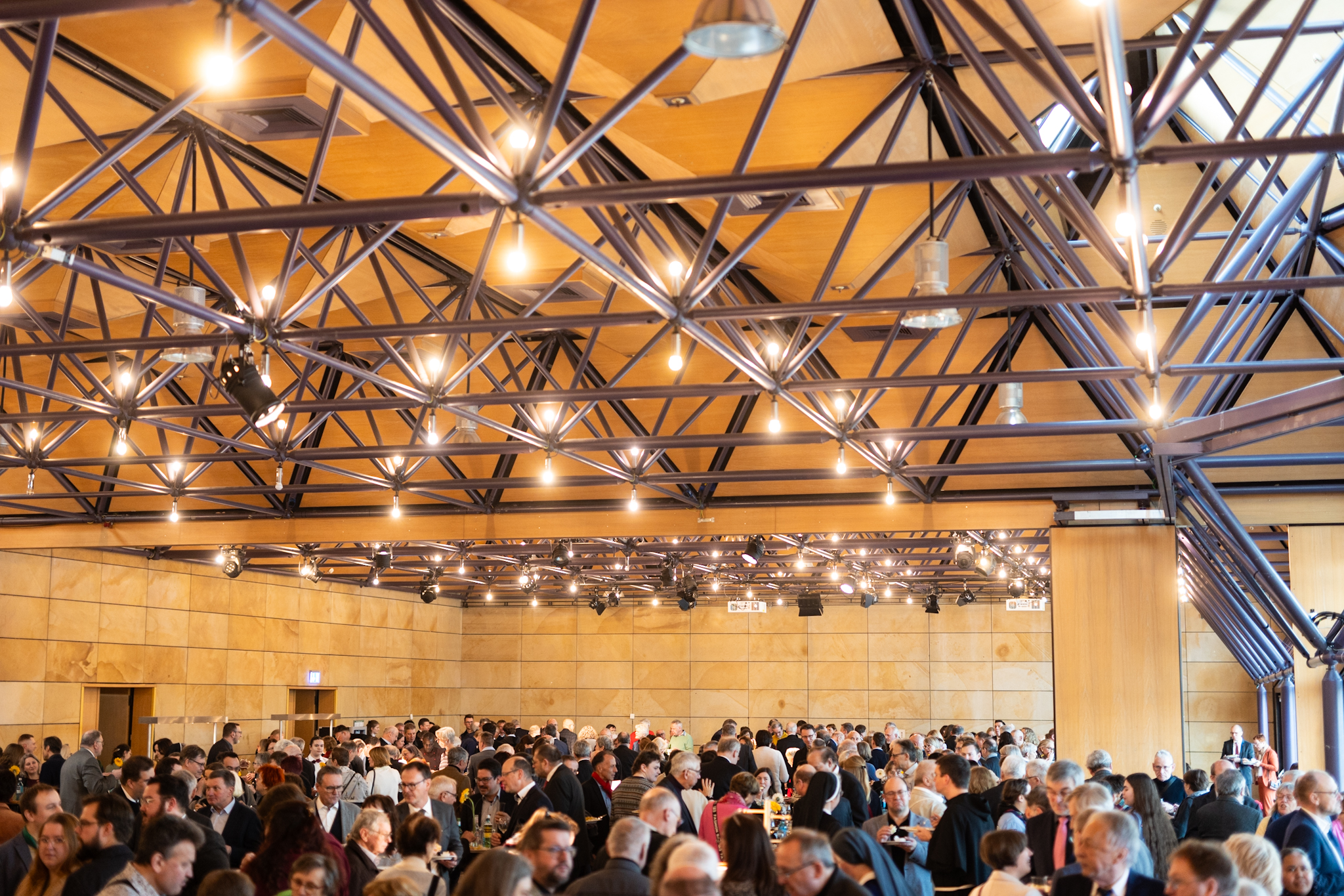 Zahlreiche Gäste aus Kirche, Politik, Kultur und Gesellschaft kamen in die Fürther Stadthalle DS__4328.jpg